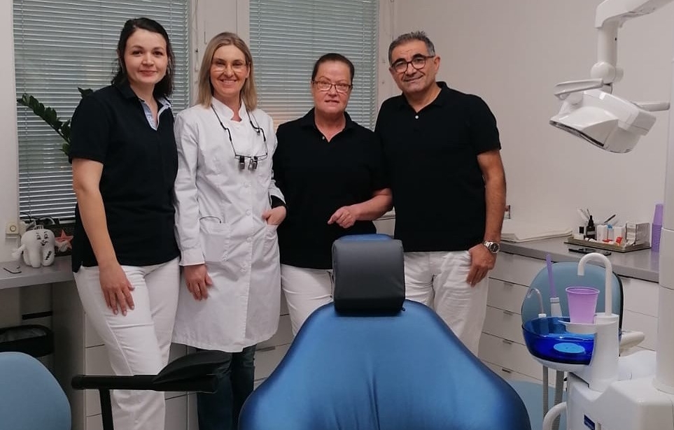 Ett tandvårdsteam samlat i en klinikmiljö